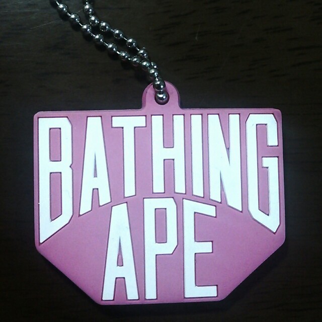 A BATHING APE(アベイシングエイプ)のあやも@はるままさま専用(*^^*) スマホ/家電/カメラのスマホアクセサリー(ストラップ/イヤホンジャック)の商品写真