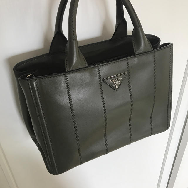 PRADA ソフトカーフレザー ショルダーバッグ