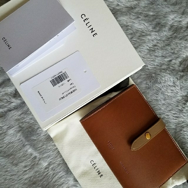 celine(セリーヌ)の【新品】CELINE　セリーヌ　パスポートケース レディースのファッション小物(名刺入れ/定期入れ)の商品写真