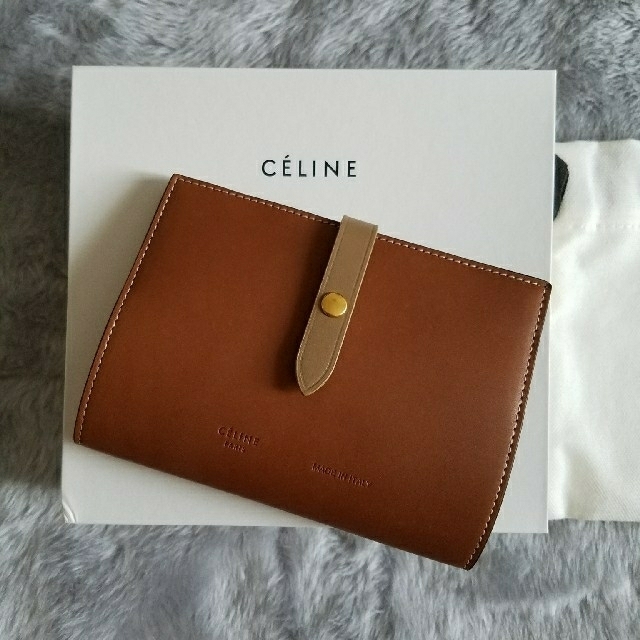 celine(セリーヌ)の【新品】CELINE　セリーヌ　パスポートケース レディースのファッション小物(名刺入れ/定期入れ)の商品写真