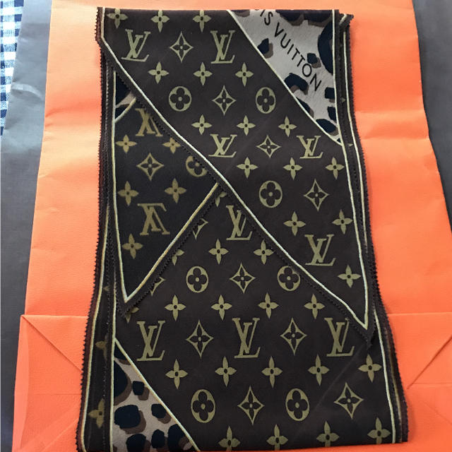 LOUIS VUITTON(ルイヴィトン)のルィヴィトン  レオパード柄スカーフ   ミッキー☆フラッシュ様ご専用 レディースのファッション小物(マフラー/ショール)の商品写真