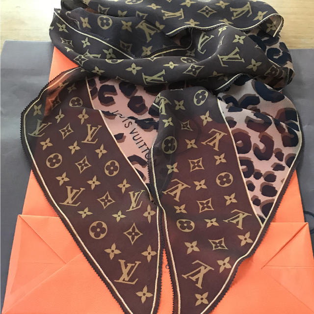 LOUIS VUITTON(ルイヴィトン)のルィヴィトン  レオパード柄スカーフ   ミッキー☆フラッシュ様ご専用 レディースのファッション小物(マフラー/ショール)の商品写真