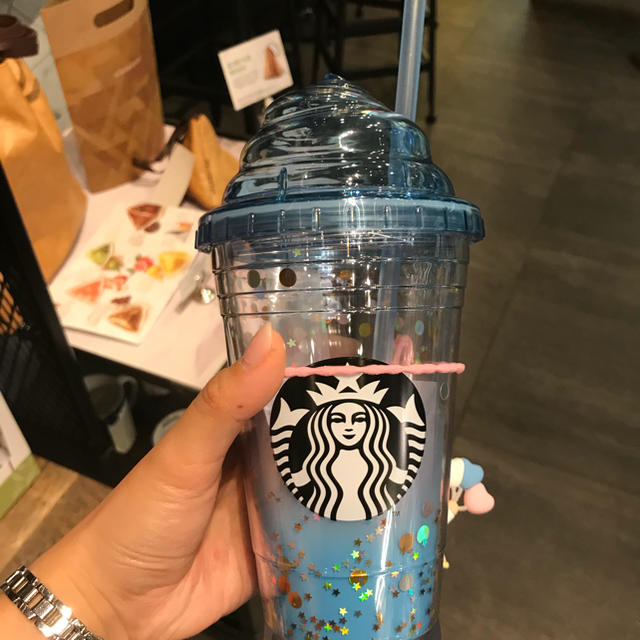 Starbucks Coffee(スターバックスコーヒー)の海外スターバックス限定☆バリスタベアー付きプラスチックキラキラタンブラー インテリア/住まい/日用品のキッチン/食器(タンブラー)の商品写真