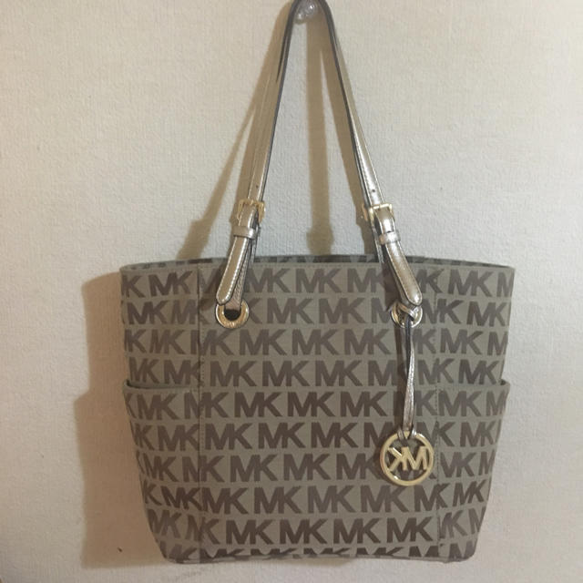 Michael Kors(マイケルコース)の美品⭐️マイケルコース  トート チャーム ロゴ バッグ  レディースのバッグ(トートバッグ)の商品写真