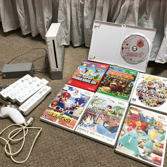 Wii(ウィー)のWiiセット(本体、リモコン、ディスク、コンセント) エンタメ/ホビーのゲームソフト/ゲーム機本体(家庭用ゲーム機本体)の商品写真