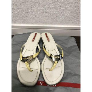 プラダ(PRADA)の●送料込●3.5万プラダスポーツメタルくり抜きロゴ入メタルレザー革サンダル良美↑(サンダル)