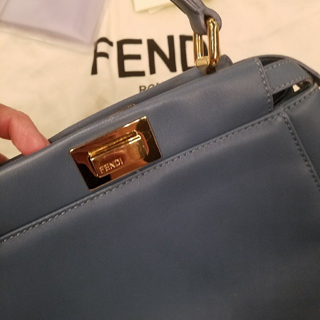 FENDI(フェンディ)のYUKI様専用FENDI直営☆ミニピーカブー☆梨花愛用と同じsize☆ レディースのバッグ(ショルダーバッグ)の商品写真