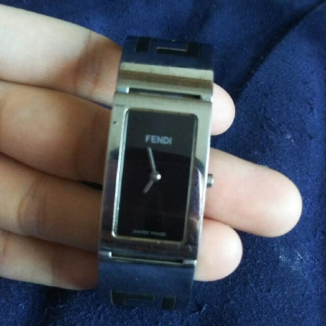 FENDI バングル型腕時計 定価8万