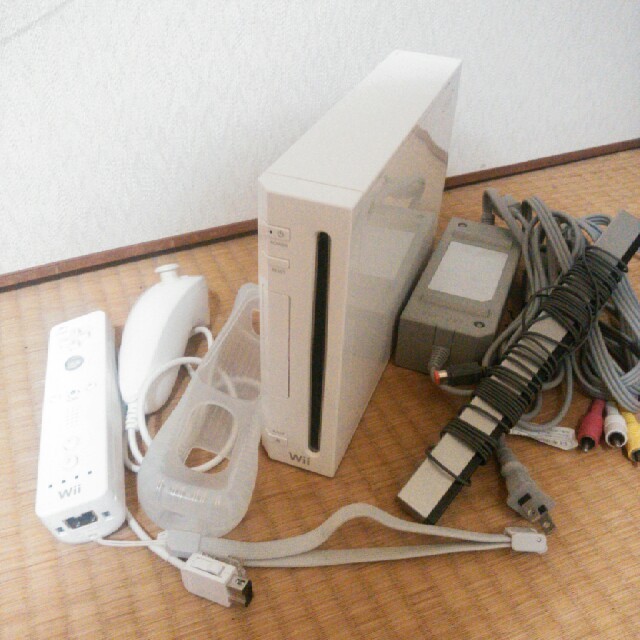 Wii(ウィー)のWii本体セット エンタメ/ホビーのゲームソフト/ゲーム機本体(家庭用ゲーム機本体)の商品写真