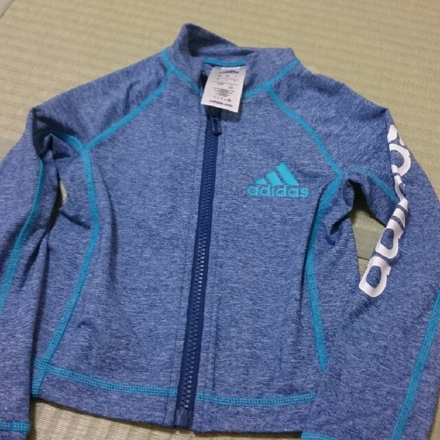 adidas(アディダス)のアディダス ラッシュガード  120 キッズ/ベビー/マタニティのキッズ服男の子用(90cm~)(水着)の商品写真