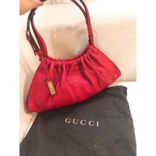 グッチ(Gucci)の新品に近い！グッチ ショルダーバッグ リザード レッド入学式卒業式パーティー上質(ショルダーバッグ)