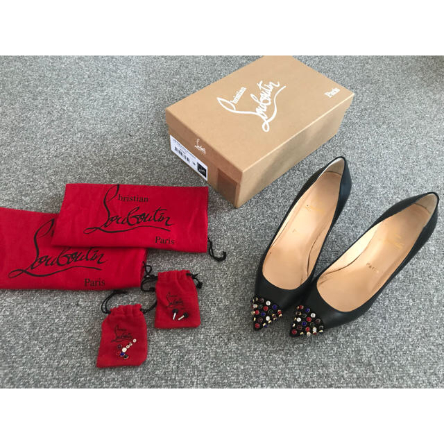 Christian Louboutin(クリスチャンルブタン)の◆SEONE様専用◆クリスチャンルブタン スタッズ パンプス ブラック38  レディースの靴/シューズ(ハイヒール/パンプス)の商品写真