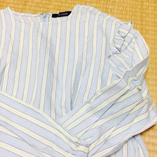 ダブルクローゼット(w closet)の肩フリルストライプブラウス(シャツ/ブラウス(長袖/七分))