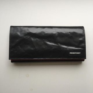 フライターグ(FREITAG)のFREITAG 長財布 CAROLINE 黒x赤 新品(長財布)