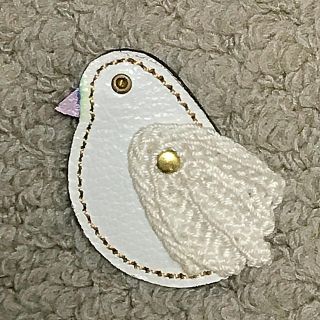 ハンドメイド 鳥 ブローチ 白 革　訳あり(コサージュ/ブローチ)