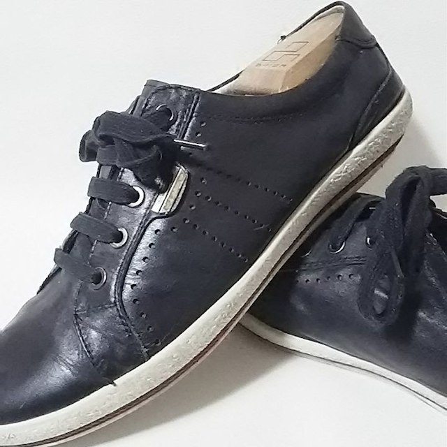 VALENTINO(ヴァレンティノ)の海外限定希少90s!VALENTINO高級牛革レザー大人のスニーカー26cm黒 メンズの靴/シューズ(スニーカー)の商品写真