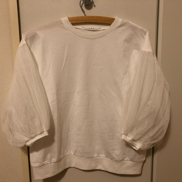 KBF(ケービーエフ)のKBF Web限定 チュールスリーブTEE オフホワイト レディースのトップス(Tシャツ(半袖/袖なし))の商品写真