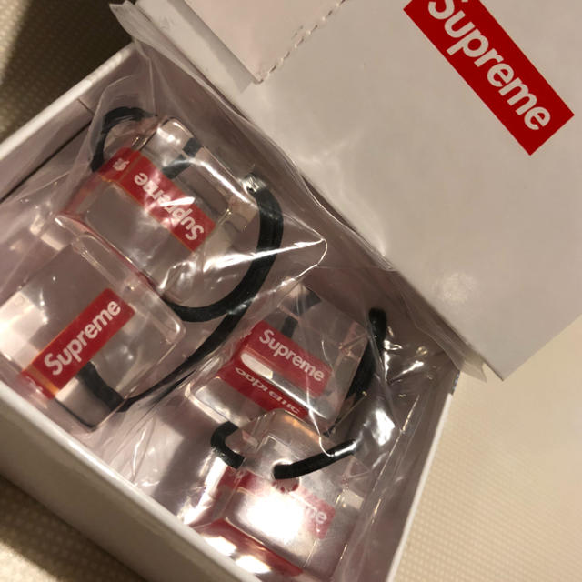 Supreme(シュプリーム)の【新品未使用半タグ付き】supremeヘアゴム 2個セット レディースのヘアアクセサリー(ヘアゴム/シュシュ)の商品写真