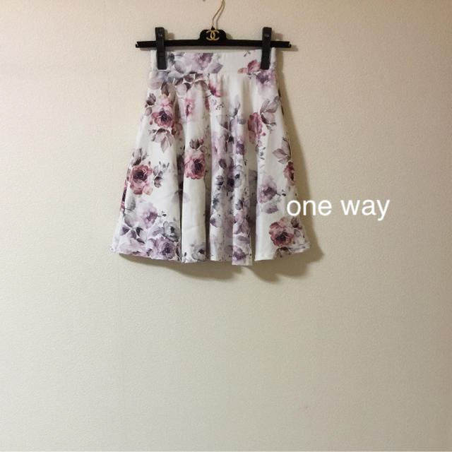 one*way(ワンウェイ)のone way激かわ花柄スカート美品❤️おまとめ割SALE開催中 レディースのスカート(ひざ丈スカート)の商品写真