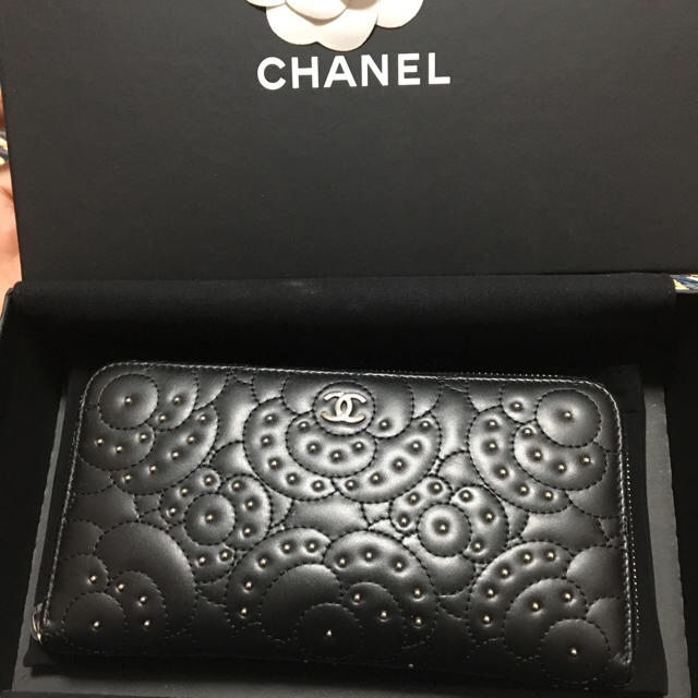 CHANEL(シャネル)のCHANELカメリアスタッズ長財布 値下げ中 レディースのファッション小物(財布)の商品写真