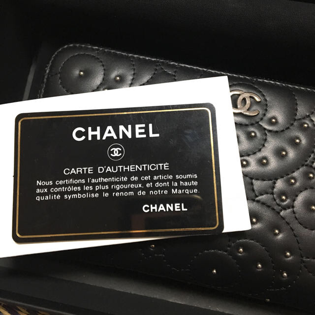 CHANEL(シャネル)のCHANELカメリアスタッズ長財布 値下げ中 レディースのファッション小物(財布)の商品写真