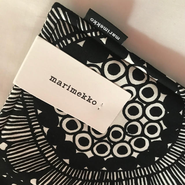 marimekko(マリメッコ)のマリメッコ【marimekko】シイルトラプータルハ柄☆鍋敷き(新品) 正規品 インテリア/住まい/日用品のキッチン/食器(収納/キッチン雑貨)の商品写真