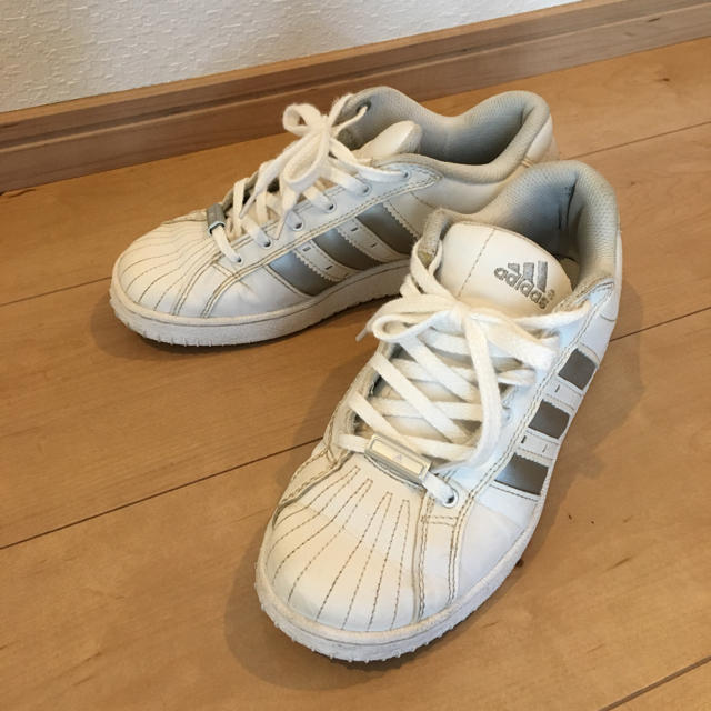 adidas(アディダス)のadidas スニーカー(22.5センチ)♪ レディースの靴/シューズ(スニーカー)の商品写真