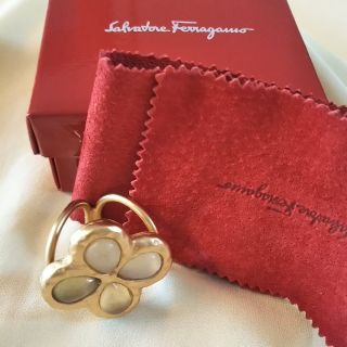 サルヴァトーレフェラガモ(Salvatore Ferragamo)のサルバトーレ フェラガモ スカーフリング チャーム ストール 美品 (その他)