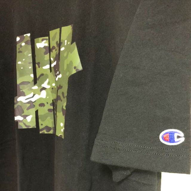 Champion(チャンピオン)の【新品】Lサイズ（定価5940円）UNDEFEATED CHAMPION TEE メンズのトップス(その他)の商品写真