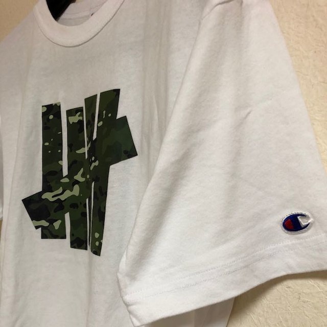 Champion(チャンピオン)の【新品】Lサイズ（定価5940円）UNDEFEATED CHAMPION TEE メンズのトップス(その他)の商品写真