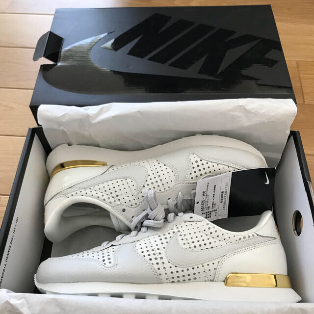 NIKE(ナイキ)の新品未使用 限定 NIKE  インターナショナリスト WHITE×GOLD   レディースの靴/シューズ(スニーカー)の商品写真