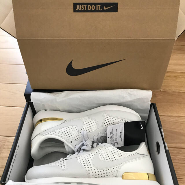 NIKE(ナイキ)の新品未使用 限定 NIKE  インターナショナリスト WHITE×GOLD   レディースの靴/シューズ(スニーカー)の商品写真