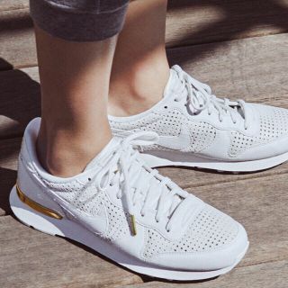 ナイキ(NIKE)の新品未使用 限定 NIKE  インターナショナリスト WHITE×GOLD  (スニーカー)