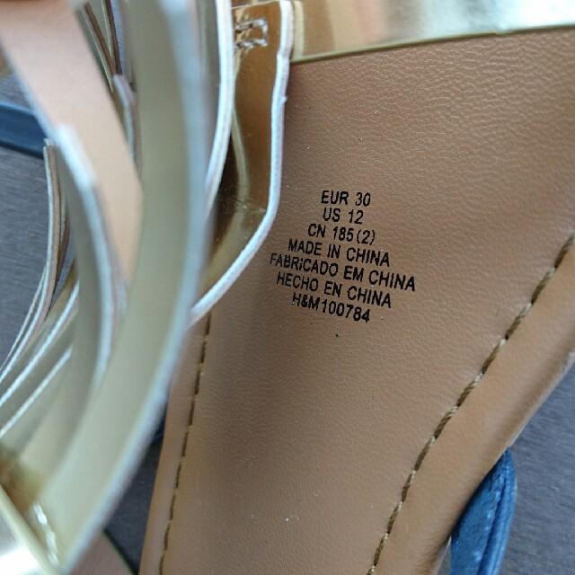 H&M(エイチアンドエム)のH&Mｴｲﾁｱﾝﾄﾞｴﾑﾌﾘﾝｼﾞｻﾝﾀﾞﾙ キッズ/ベビー/マタニティのキッズ靴/シューズ(15cm~)(サンダル)の商品写真