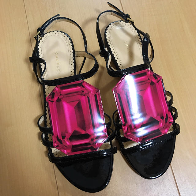 Charlotte Olympia(シャルロットオリンピア)のCharlotte olympia 新品 未使用ビジュー サンダル（ブラック） レディースの靴/シューズ(サンダル)の商品写真