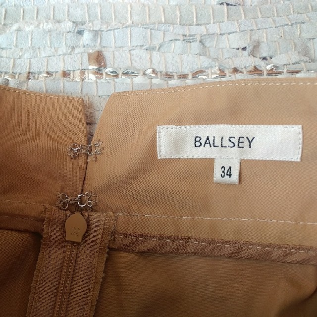 TOMORROWLAND(トゥモローランド)の《美品》BALLSEY ウエストマークタックスカート レディースのスカート(ひざ丈スカート)の商品写真