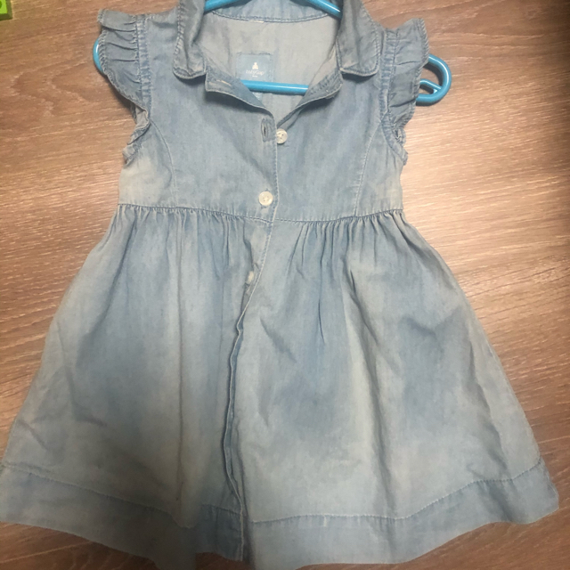 babyGAP(ベビーギャップ)のbaby GAP フリル デニムワンピース  80㎝ キッズ/ベビー/マタニティのベビー服(~85cm)(ワンピース)の商品写真