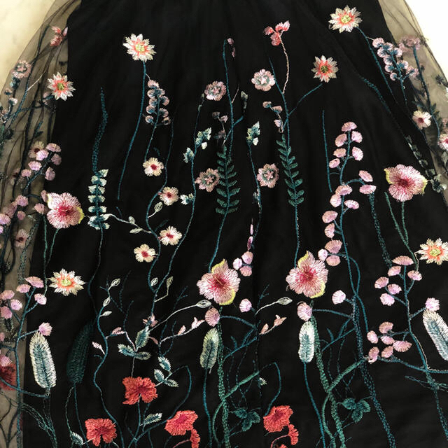 H&M(エイチアンドエム)の花柄刺繍のブラックチュールスカート レディースのスカート(ひざ丈スカート)の商品写真