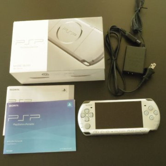 PlayStation Portable(プレイステーションポータブル)のPSP-3000 MYSTIC SILVER エンタメ/ホビーのゲームソフト/ゲーム機本体(携帯用ゲーム機本体)の商品写真