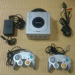 ニンテンドーゲームキューブ(ニンテンドーゲームキューブ)のコントローラ２つメモリー59付 色変更可 キューブ 稼働 清掃済 ソフト激安(家庭用ゲーム機本体)