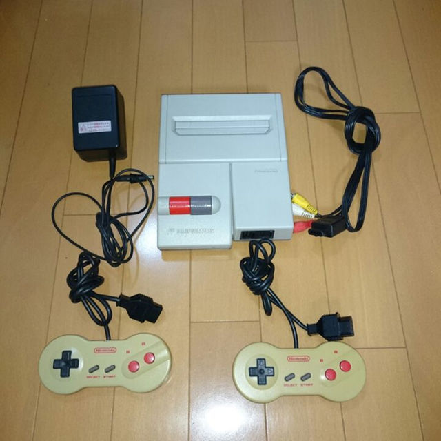 ファミリーコンピュータ(ファミリーコンピュータ)のファミコン本体 エンタメ/ホビーのゲームソフト/ゲーム機本体(家庭用ゲーム機本体)の商品写真