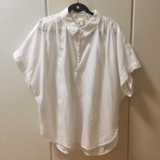 H&M(エイチアンドエム)のh&m ホワイトシャツ レディースのトップス(シャツ/ブラウス(半袖/袖なし))の商品写真