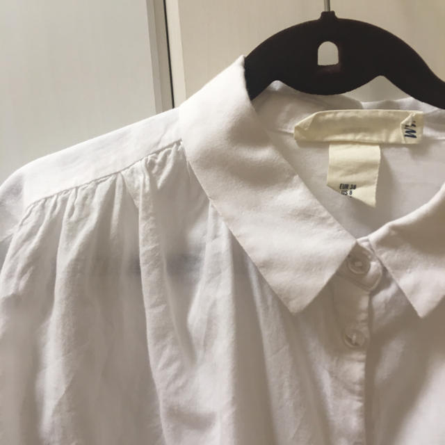 H&M(エイチアンドエム)のh&m ホワイトシャツ レディースのトップス(シャツ/ブラウス(半袖/袖なし))の商品写真
