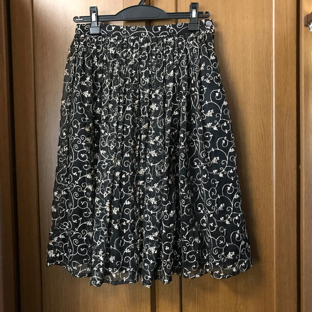 ボールルーム ballroom 膝丈刺繍スカート レディースのスカート(ひざ丈スカート)の商品写真