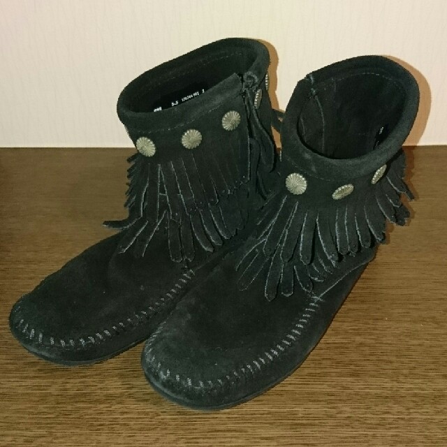 Minnetonka(ミネトンカ)の【正規品】MINNETONKA 黒 ショートブーツ レディースの靴/シューズ(スリッポン/モカシン)の商品写真