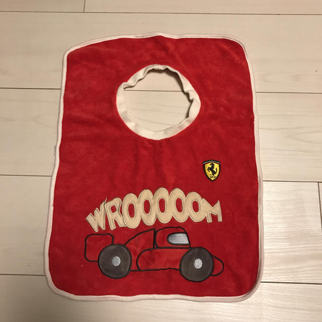 Ferrari(フェラーリ)の赤ちゃんスタイ   フェラーリ キッズ/ベビー/マタニティのこども用ファッション小物(ベビースタイ/よだれかけ)の商品写真