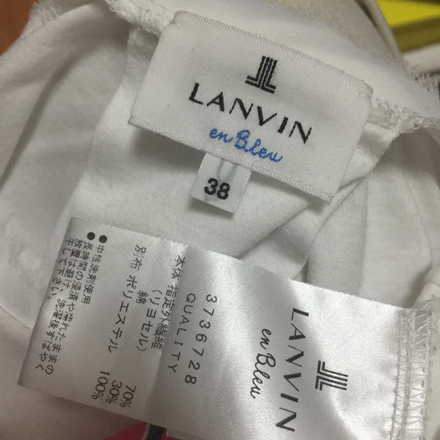 LANVIN en Bleu(ランバンオンブルー)のランバンオンブルー☆手描きリボン&ビジューTシャツ レディースのトップス(Tシャツ(半袖/袖なし))の商品写真