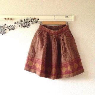 クリスプ(Crisp)のココア色刺繍スカート(ひざ丈スカート)