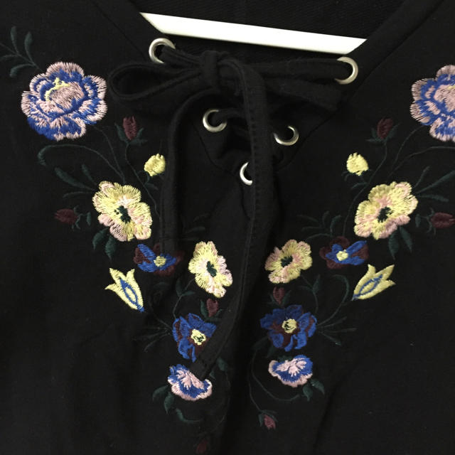EMSEXCITE(エムズエキサイト)の花柄刺繍トップス レディースのトップス(カットソー(半袖/袖なし))の商品写真