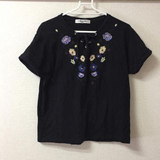 エムズエキサイト(EMSEXCITE)の花柄刺繍トップス(カットソー(半袖/袖なし))